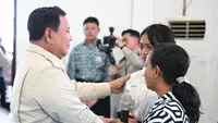 Orang Tua Siswi Sekolah Rakyat Menangis di Hadapan Prabowo