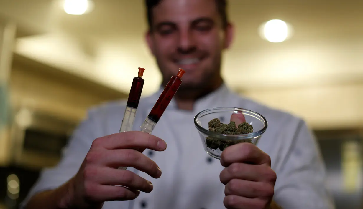 Chef Christopher Sayegh memperlihatkan tunas ganja, minyak THC (Tetrahydrocannabinol), dan CBD (Cannabidiol) yang akan digunakan sebagai campuran bahan masakan di sebuah restoran di Los Angeles, AS (29/4). (Reuters/ Mario Anzuoni)