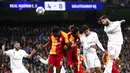Gelandang Real Madrid, Isco, melepaskan sundulan ke gawang Galatasaray pada laga Liga Champions di Stadion Santiago Bernabeu, Rabu (6/11). Real Madrid menang 6-0 atas Galatasaray. (AP/Manu Fernandez)