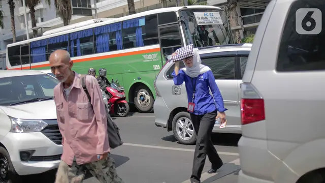 Potret Warga Jakarta Saat Dilanda Suhu Panas