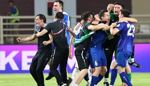 Pemain Timnas Uzbekistan merayakan keberhasilan lolos ke putaran final Piala Dunia 2026. Pada laga kesembilan putaran ketiga Grup A kualifikasi Piala Dunia 2026, Uzbekistan bermain imbang 0-0 kontra Uni Emirat Arab di&nbsp;Al Nahyan Stadium, Kamis (5/6/2025) malam WIB. (AFP/Fadel SENNA)&nbsp;&nbsp;