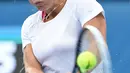 Petenis putri asal Kazakhstan Yulia Putintseva mengembalikan bola pukulan petenis Margarita Gasparyan di putaran ketiga Turnamen Australia Open 2016 di Melbourne Park, Australia, (22/1/2016). (AFP PHOTO/WILLIAM WEST)