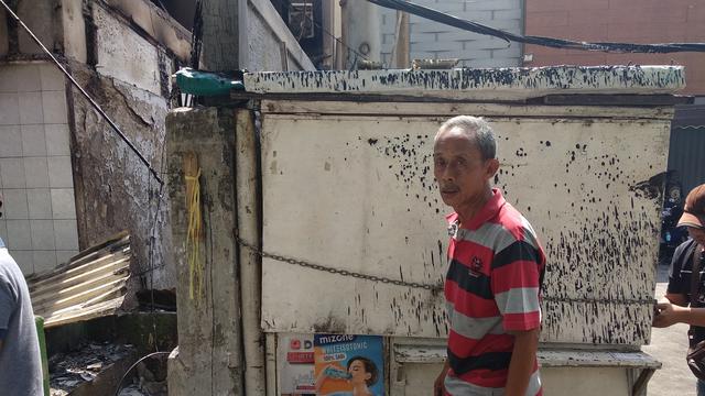 Kios rokok milik Usma yang berada di dekat pos polisi Sabang dijarah massa.