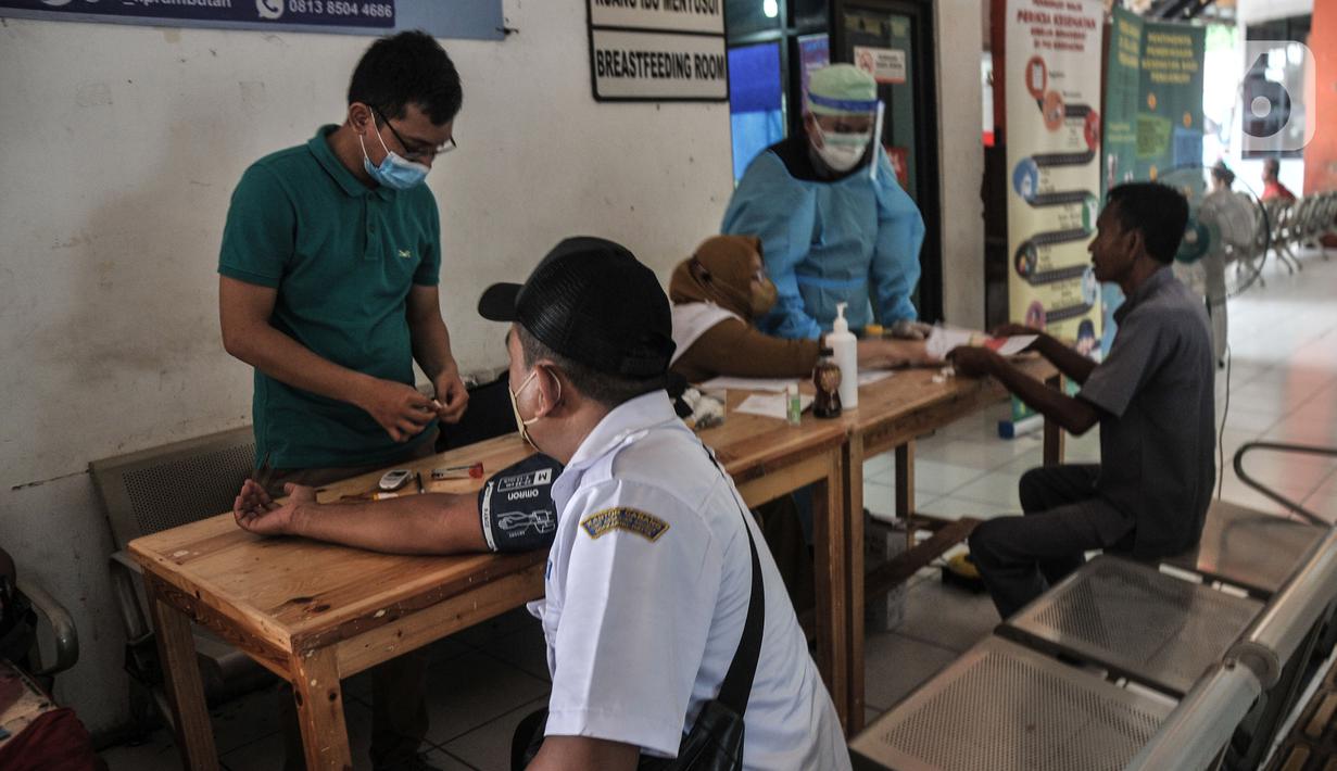 Sopir bus antarkota antarprovinsi (AKAP) saat menjalani tes kesehatan di Terminal Kampung Rambutan, Jakarta Timur, Selasa (20/12/2022). Memasuki arus libur Natal dan Tahun Baru, Dinas Perhubungan bersama Dinas Kesehatan DKI Jakarta menggelar tes kesehatan bagi sopir dan kondektur selama seminggu ke depan guna mencegah penggunaan narkoba serta untuk menjamin keselamatan perjalanan. (merdeka.com/Iqbal S. Nugroho)
