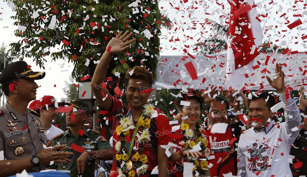 Peraih emas bulutangkis Olimpiade Rio 2016, Tontowi Ahmad dan Liliyana Natsir, disambut dengan acara yang meriah di alun-alun kota Kudus seusai melakukan kirab, Kamis (1/9/2016). (Bola.com/Arief Bagus)