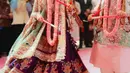 Salah satu busana yang mencuri perhatian adalah penampilan Radhika Merchant ini. Busana ini menggabungkan nuansa emas, merah, dan ungu yang menjadikannya penuh kilau dan mewah. [Foto: Instagram/rheakapoor]
