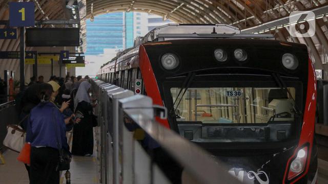 Cerita Penumpang Pertama Kali Naik LRT Jabodebek dan Alami Mogok