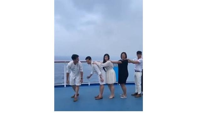 Pada momen bahagia ini juga dimeriahkan dengan permainan yang lucu.