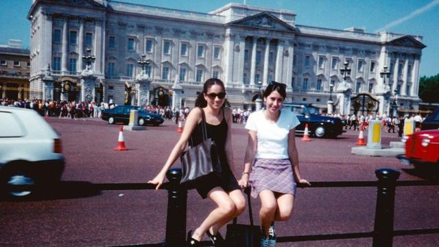 22 tahun silam, Meghan Markle hanya berfoto di depan kastil Buckingham layaknya turis pada umumnya. Namun kini, ia berhasil menjadi anggota keluarga kerajaan Inggris. (Foto:Splash News)