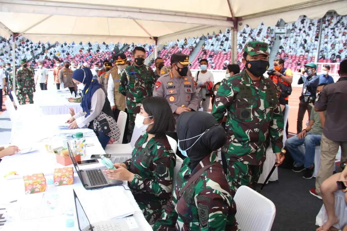 Kapolri dan Panglima TNI tinjau vaksinasi massal Covid-19 di GBK