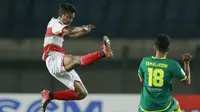 Gelandang Madura United, Zulfiandi (kiri) berebut bola dengan gelandang Persebaya Surabaya, Muhammad Kemaluddin dalam laga matchday ke-2 Grup C Piala Menpora 2021 di Stadion Si Jalak Harupat, Bandung, Minggu (28/3/2021). Madura United kalah 1-2 dari Persebaya. (Bola.com/M Iqbal Ichsan)