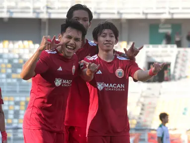 Pemain Persija Jakarta, Arlyansyah Abdulmanan, memamerkan selebrasi ala Spiderman setelah mencetak gol pembuka ke gawang PSMS Medan pada laga terakhir Grup B Piala Presiden 2026 di Stadion Gelora Bung Tomo, Surabaya, Sabtu (1/8/2026). Gol Arlyansyah membuka jalan kemenangan Macan Kemayoran sebelum akhirnya menutup pertandingan dengan skor 4-1 untuk memastikan langkah ke semifinal menghadapi Persib Bandung. (Bola.com/Wahyu Pratama)