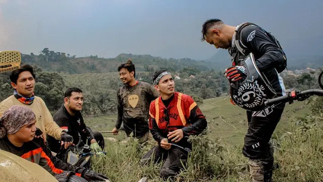 Penuh dengan Lumpur, Ini 7 Momen Rifky Alhabsyi Naik Motor Trail