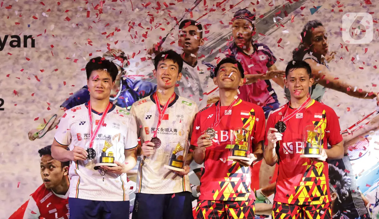 Pebulu tangkis ganda putra Indonesia, Fajar Alfian/Muhammad Rian Ardianto bersama Liang Wei Keng/Wang Chang (China) usai laga Final Indonesia Masters 2022 melawan di Istora Senayan, Jakarta, Minggu (12/6/2022). Fajar/Rian unggul dan merebut gelar Juara Ganda Putra Indonesia Masters 2022. (Liputan6.com/Helmi Fithriansyah)