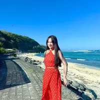 Entah sedang ada urusan pekerjaan atau sekadar liburan, Happy terlihat menikmatinya. [Instagram @happyasmara]