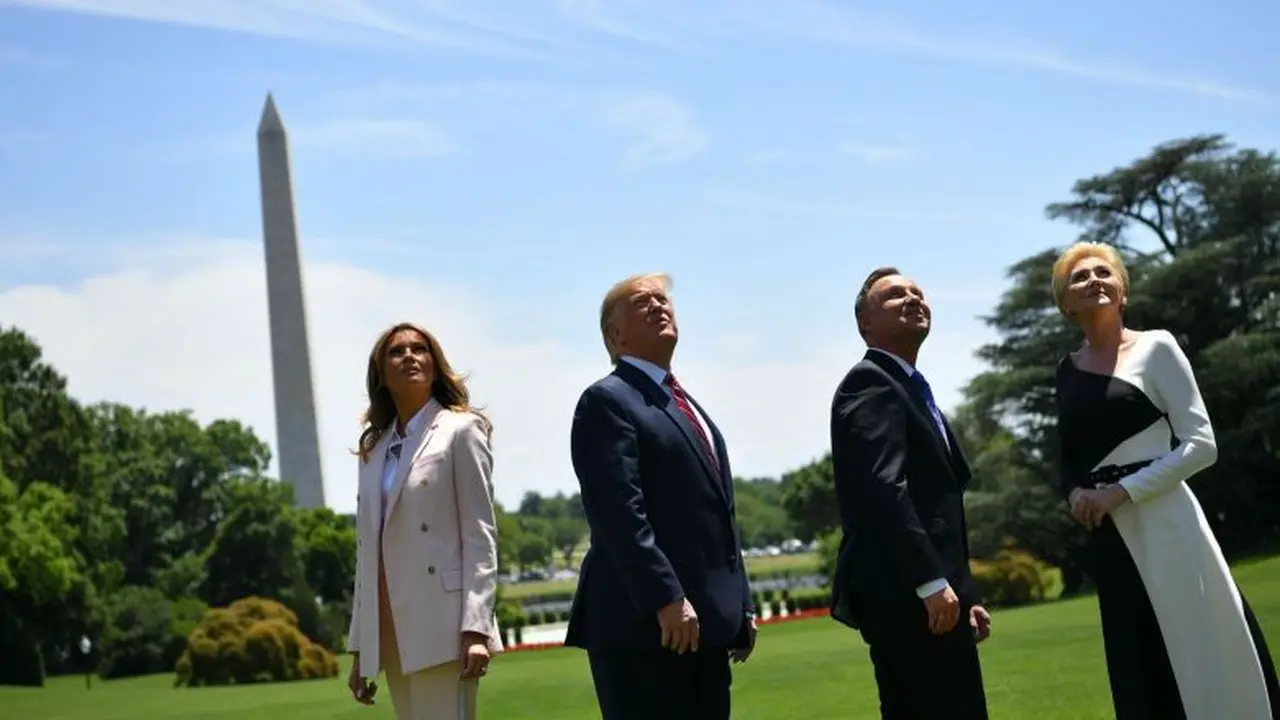 Melania dan Donald Trump (kanan) bergabung dengan Andrzej Duda dan istrinya Agata Kornhauser-Duda (kiri) meyaksikan jet tempur F-35 terbang di atas Gedung Putih (AFP Photo).