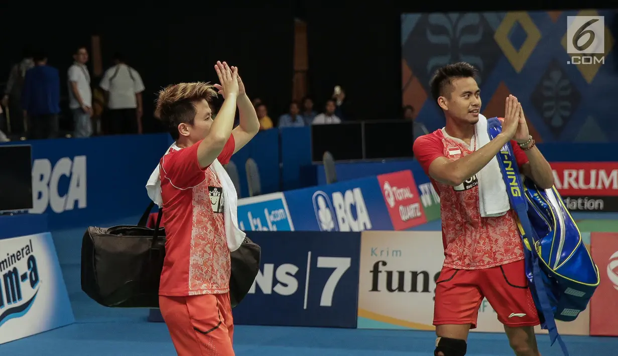 Tontowi Ahmad dan Liliyana Natsir menyapa pendukungnya usai pertanding melawan Tan Kian Meng/Lai Pei Jing (Malaysia) di perempat final Indonesia Open 2017 di Jakarta, Jumat (16/6). Tontowi/Liliyana menang 21-18 21-16. (Liputan6.com/Faizal Fanani)