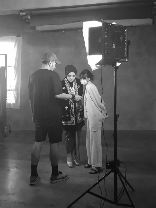 7 Potret Prewedding Rara Nawangsih 'Ikatan Cinta', Gunakan Adat Jawa