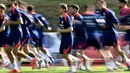 Pemain tengah timnas Kroasia, Luka Modric (tengah) saat sesi latihan persiapan jelang EURO 2024 di base camp tim di Neuruppin, pada 13 Juni 2024. (GABRIEL BOUYS/AFP)