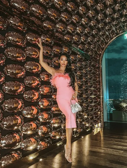 <p>Ia semakin nampak glamour dengan high heels dan mini bag warna silver yang diserasikan dengan outfitnya malam itu.&nbsp;@indahkalalo</p>