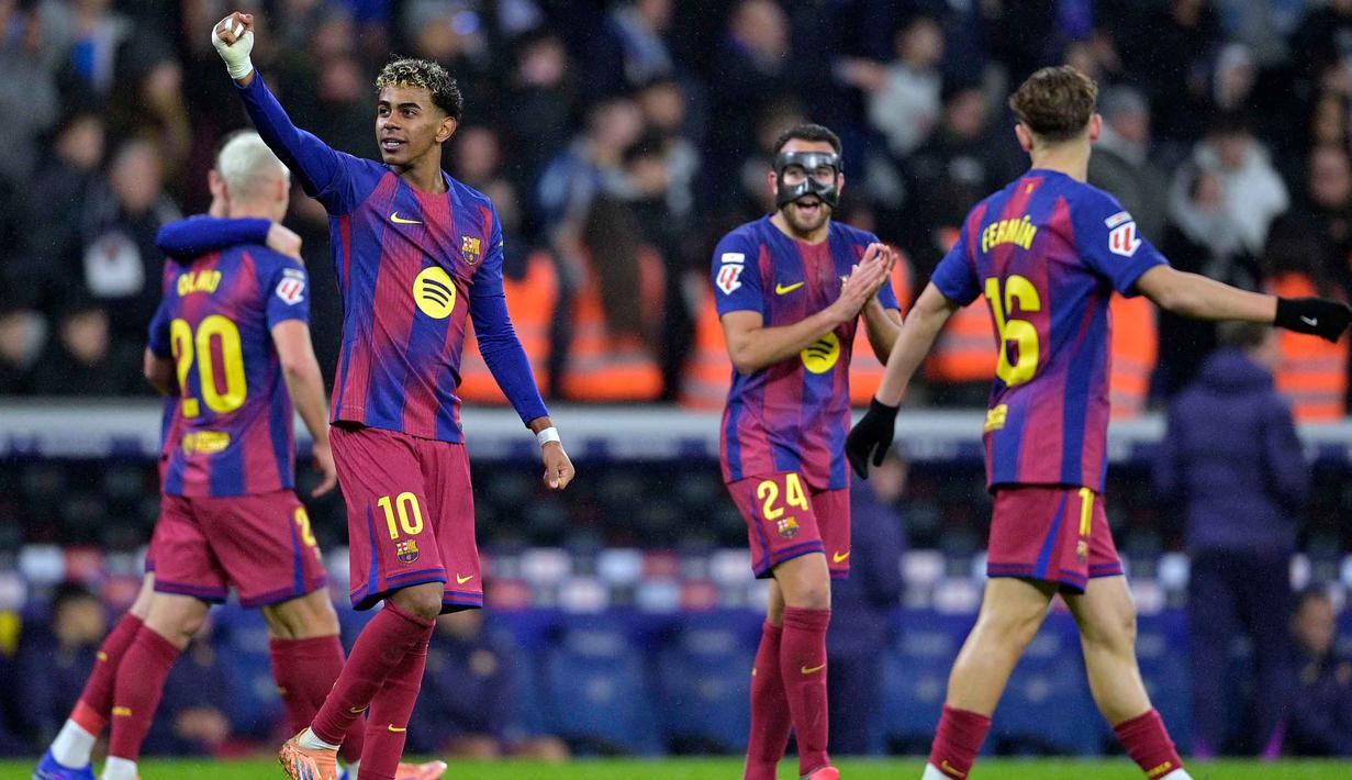 Pertandingan yang digelar di Stadion RCDE, Sabtu 3 Januari 2026 waktu setempat atau Minggu (4/1/2026) dini hari WIB berakhir dengan skor 2-0 untuk kemenangan tim tamu, Barcelona. Tampak dalam foto, penyerang Barcelona asal Spanyol, Lamine Yamal dan rekan-rekan setimnya merayakan keunggulan saat pertandingan pekan ke-18 Liga Spanyol 2025/2026 melawan RCD Espanyol di Stadion RCDE, Sabtu 3 Januari 2026 waktu setempat atau Minggu (4/1/2026) dini hari WIB. (MANAURE QUINTERO/AFP)