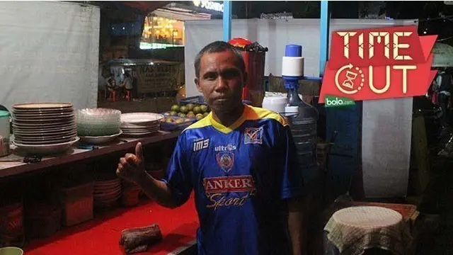 Aremania sangat mengedepankan persaudaraan, seperti yang ditunjukkan pemilik warung pecel di Bulungan, Jaksel ini.