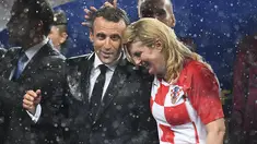Presiden Prancis Emmanuel Macron (kiri) berbicara dengan Presiden Kroasia Kolinda Grabar-Kitarovic usai laga final Piala Dunia 2018 antara Prancis dan Kroasia di Stadion Luzhnik, Moskow, Rusia, Minggu (15/7). (Franck Fife/AFP)