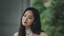 Sebagai pengacara Hong Cha Young, Jeon Yeobin kerap mengenakan setelan rapi saat menghadiri sidang, seperti power suits warna pink dipadukan dengan turtleneck putih. Tas berwarna coklat pun mempermanis tampilan. (Instagram/tvndrama.official).