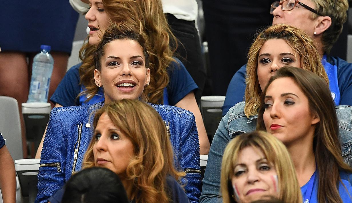 Istri Blaise Matuidi, Isabelle saat menyaksikan penampilan sang suami, Blaise Matuidi di gelaran Piala Dunia 2018 (AFP/Franck Fife)