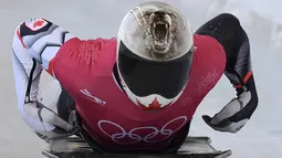Barrett Martineau dari Kanada mengikuti sesi latihan balap kereta salju pada Olimpiade Musim Dingin Pyeongchang 2018 di Olympic Sliding Center di Pyeongchang, Korsel (21/2).  Barrett memakai helm dengan design Serigala. (AFP Photo/Mohd Rasfan)