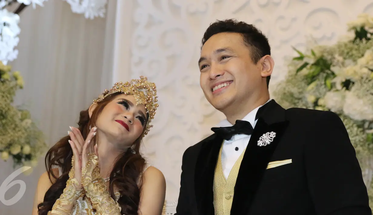 Pasangan Gilang Dirga dan Adiezty Fersa menjawab pertanyaan saat jumpa pers pernikahan mereka di Kelapa Gading, Jakarta, Minggu (18/9).  Sebelumnya, Gilang melamar Adiezty di Hari Kemerdekaan Indonesia, pada 17 Agustus 2016. (Liputan6.com/Herman Zakharia)