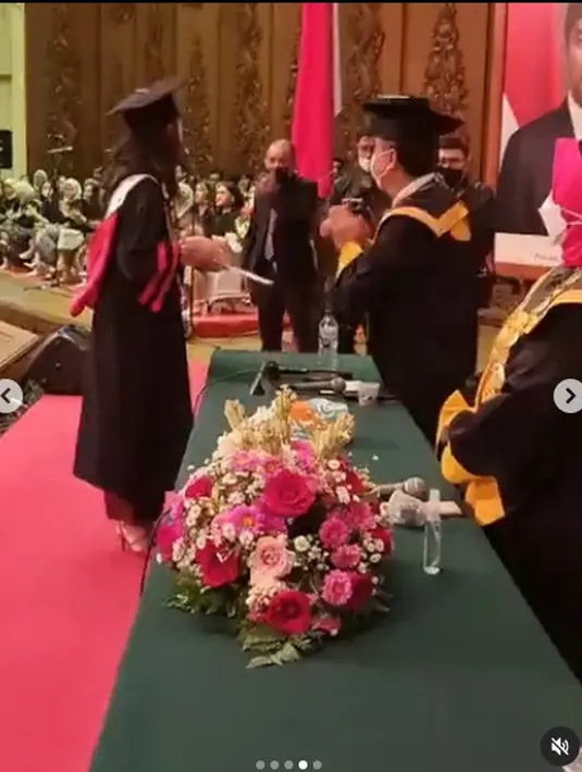 Verlita Evelyn ikuti wisuda S-2 di kampusnya (Foto: Instagram @ivan_saba)