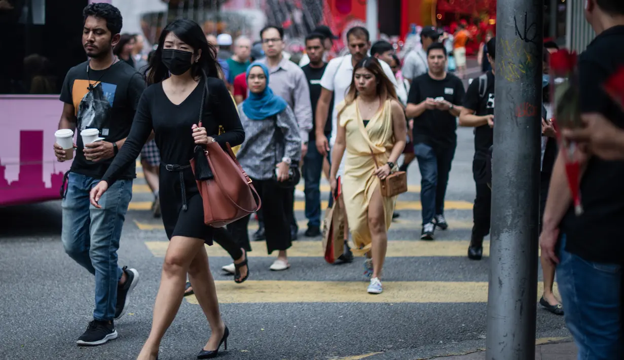 <p>Seorang wanita mengenakan masker di tengah kekhawatiran akan penyebaran virus corona COVID-19, di Kuala Lumpur, Malaysia, Kamis, (13/2/2020). Total kematian akibat virus tersebut di Provinsi Hubei hingga Rabu (12/2) mencapai 1.310 orang. (AFP/Mohd Rasfan)</p>