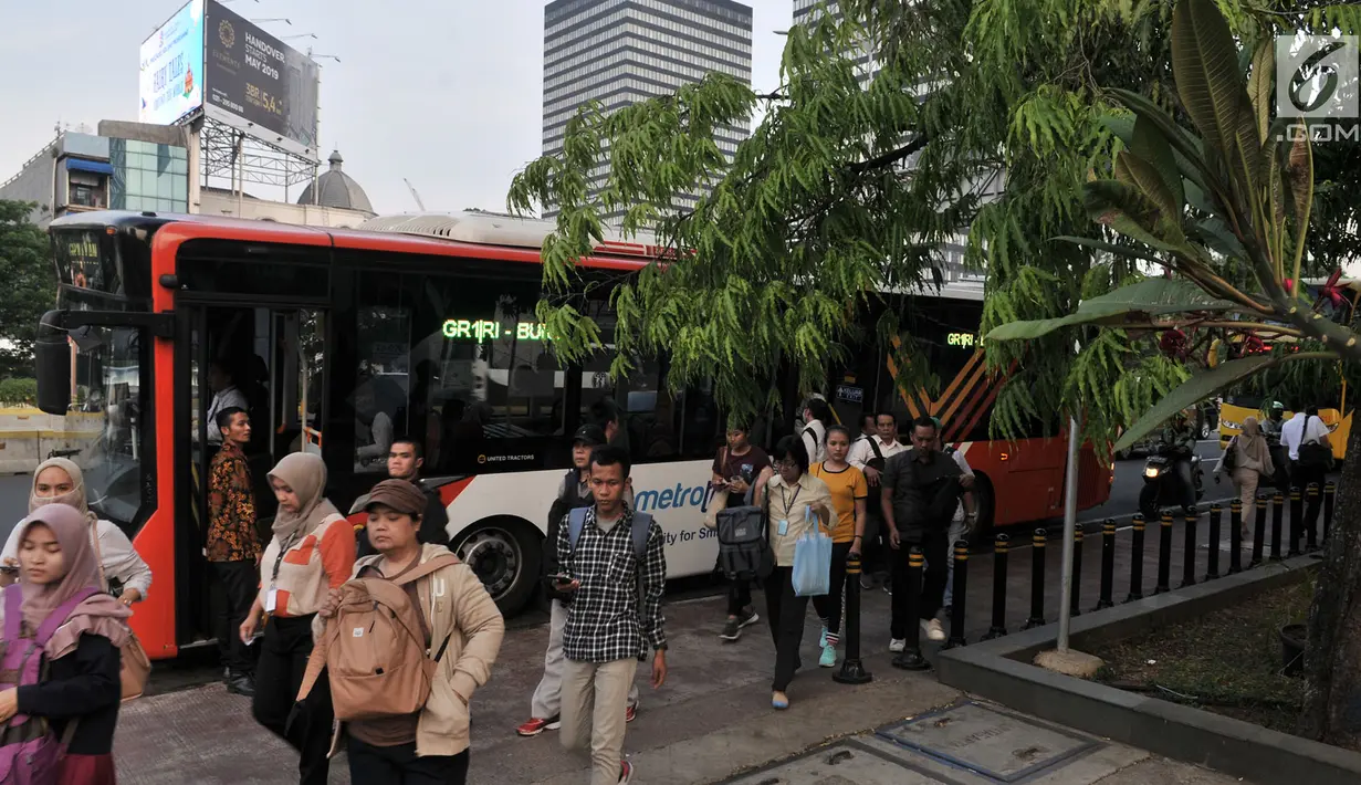 Penumpang turun dari bus Transjakarta di Kawasan Terintegrasi Transportasi Dukuh Atas, Jakarta, Rabu (12/6/2019). PT Transjakarta mencatat adanya peningkatan penumpang setelah Moda Raya Terpadu (MRT) beroperasi. (merdeka.com/Iqbal S. Nugroho)