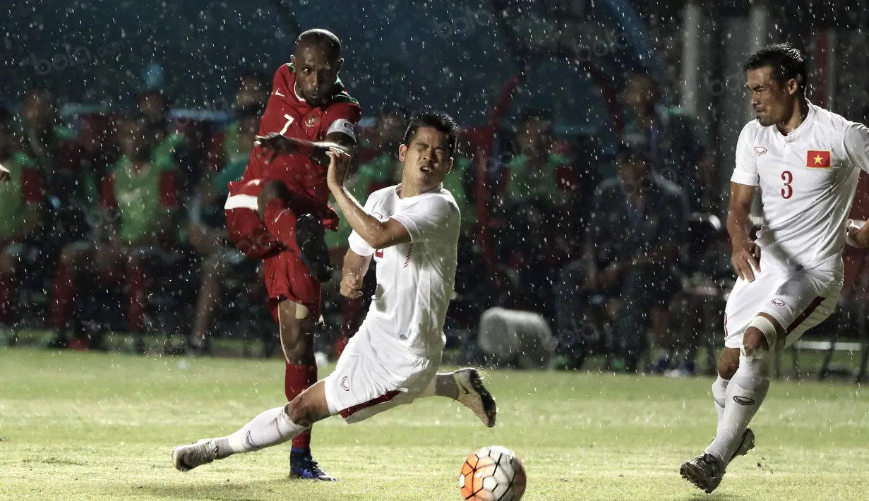 Boaz Solossa  (kiri) mencoba melakukan shooting ke gawang Vietnam pada laga uji coba di Stadion Maguwoharjo, Sleman, Minggu (09/10/2016). (Bola.com/Nicklas Hanoatubun)