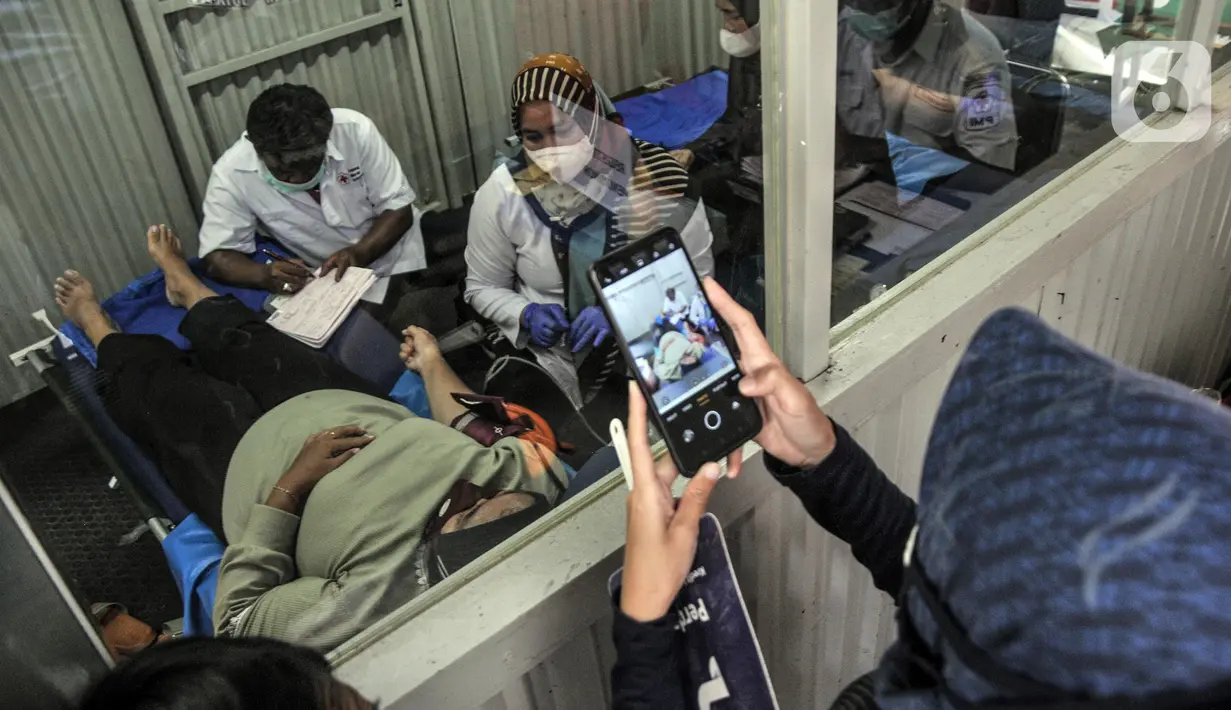 Warga mengabadikan kerabat saat kegiatan donor darah keliling di Thamrin 10, Jakarta, Senin (14/3/2022). Kegiatan ini sebagai upaya menjaga ketersediaan stok darah di tengah pandemi COVID-19. (merdeka.com/Iqbal S. Nugroho)