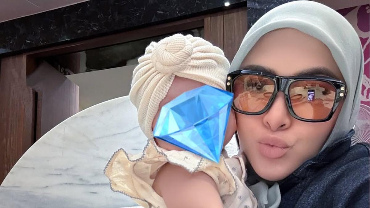 6 Potret Princess R Anak Syahrini yang Sudah Menginjak 5 Bulan, Stylish Pakai Turban
