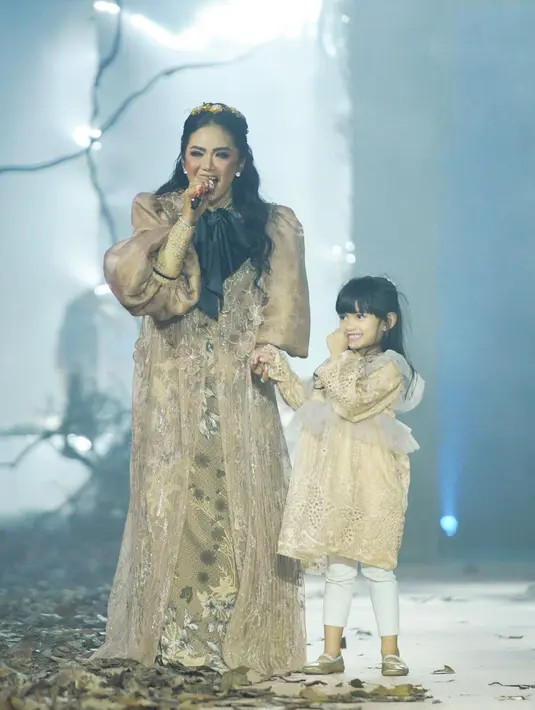 Krisdayanti tampil menawan mengenakan gamis Heaven Lights yang berdetail bordir bunga cantik. [Foto: IG/heavenlights].