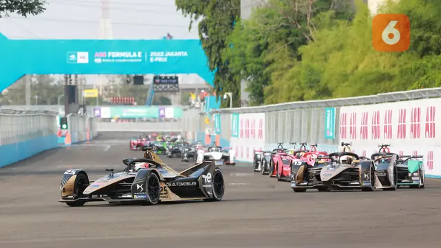 Foto: Manuver Cantik Mitch Evans jelang Akhir Balapan jadi Penentu Kemenangan atas Jean-Eric Vergne di Formula E Jakarta 2022
