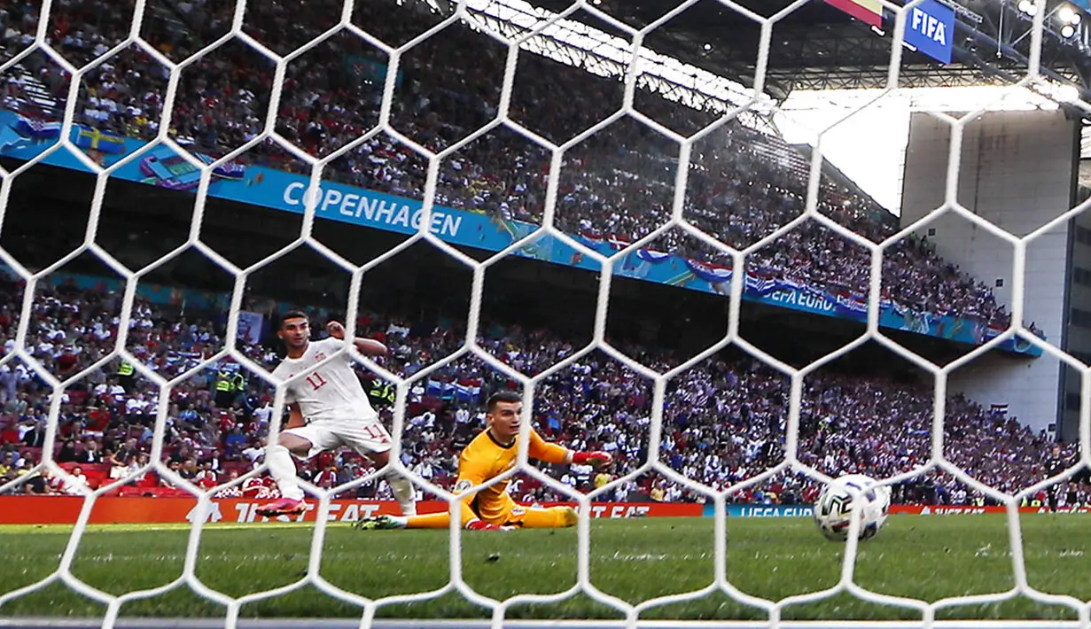 Pemain Spanyol Ferran Torres mencetak gol ke gawang Kroasia pada pertandingan babak 16 besar Euro 2020 di Stadion Parken, Kopenhagen, Denmark, Senin (28/6/2021). Spanyol mengalahkan Kroasia 5-3. (AP Photo/Martin Meissner)