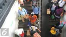Para pemudik berjalan menuruni anak tangga saat tiba di Stasiun Senen, Jakarta, Senin, (20/7/2015). Dipredeksikan lonjakan arus balik tak hanya terjadi pada H+3 saja, kemungkinan akan kembali terjadi di H+8. (Liputan6.com/Herman Zakharia)