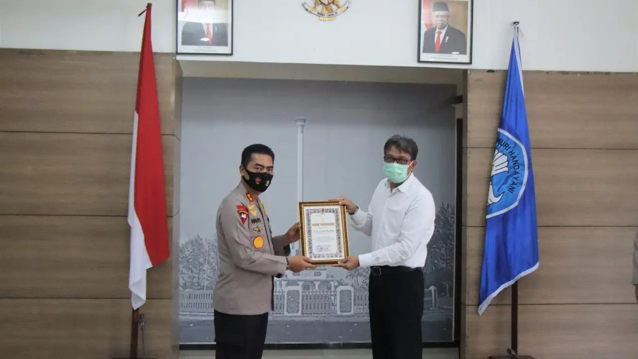 Polda Aceh serahkan piagam penghargaan kepada Rektor Unsyiah (Fauzan/Liputan6.com)