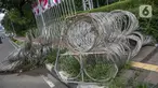 Kawat berduri membentang menghalangi jalur pejalan kaki atau pedestrian di Jalan Gatot Subroto, Jakarta, Selasa (2/2/2021). Keberadaan kawat berduri tersebut mengganggu akses pejalan kaki serta menutup jalur pemandu khusus penyandang disabilitas (guiding block). (Liputan6.com/Faizal Fanani)