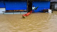 Seorang pria berdiri di luar rumahnya yang sebagian terendam banjir setelah hujan deras di Kaduwela, pinggiran Kolombo, pada Jumat 28 November 2025. Banjir dan tanah longsor yang dipicu oleh hujan deras melanda Sri Lanka. (Ishara S. KODIKARA/AFP)