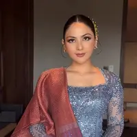 Penampilan Jessica Mila saat Hadir di Pernikahan Adat Batak. [@merdisihombingluxury]