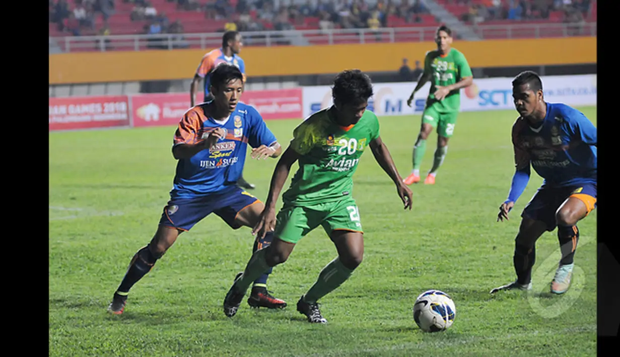 Arema Cronus membungkam Persebaya Surabaya dengan skor 1-0 di babak semifinal saat SCM Cup 2015 di Stadion Jakabaring, Palembang, Minggu (25/1/2015). (Liputan6.com/Johan Tallo)
