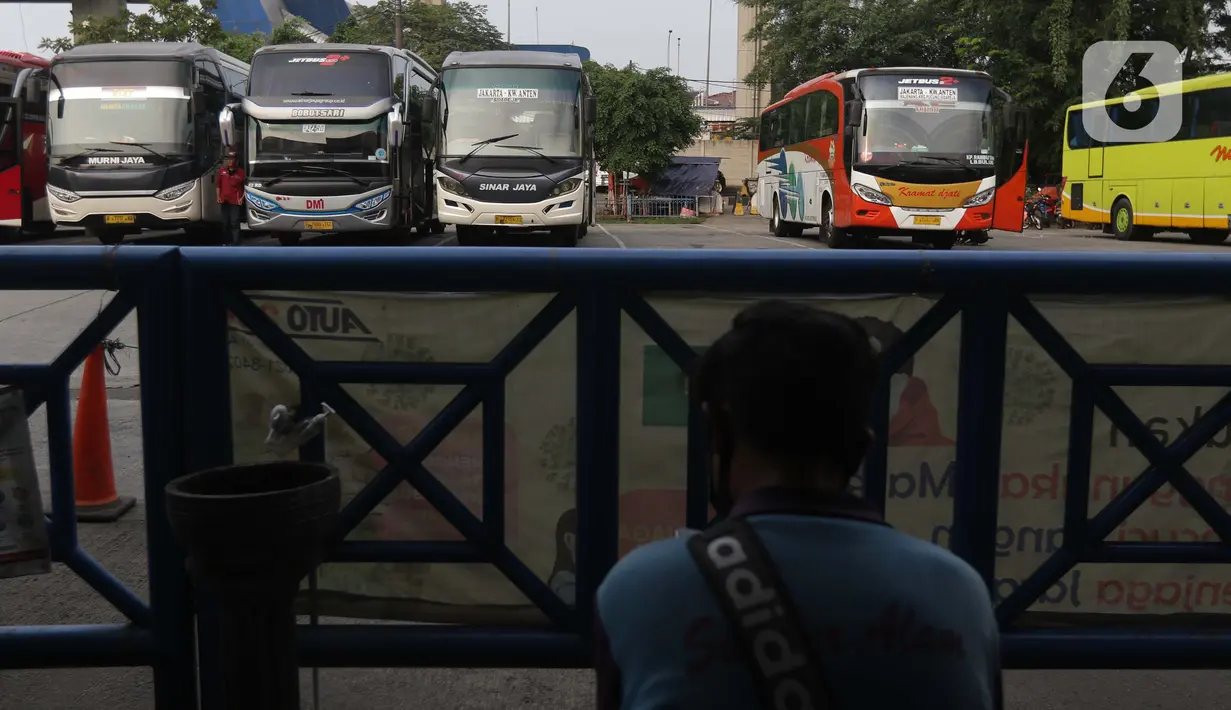 Penumpang menanti waktu keberangkatan di Terminal Kampung Rambutan, Jakarta, Kamis (22/4/2021). Pemerintah resmi memperluas periode larangan mudik lebaran 2021 mulai 22 April sampai 24 Mei 2021 yang tertuang dalam Adendum Surat Edaran (SE) Nomor 13 Tahun 2021. (Liputan6.com/Helmi Fithriansyah)
