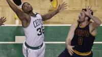 Pemain Boston Celtics, Marcus Smart (36) mencoba melakukan rebound melewati adangan pemain Cleveland, Kevin Love pada NBA basketball Eastern Conference final Wilayah Timur di TD Garden, Boston (19/5/2017). Cavs menang 130-86. (AP/Elise Amendola)