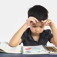 Rasa bosan membantu anak meningkatkan kreativitas dan membangun toleransi terhadap pengalaman yang kurang ideal. (Foto/dok: Freepik/jcomp)