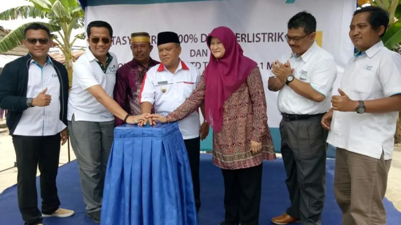 General Manager PLN Wilayah Bangka Belitung, Susiana Mutia dalam Tasyakuran 100 Persen Desa Berlistrik dan  Ground Breaking PLTD Tersebar di Pulau Sumedang, Belitung, Kamis (30/3/2017).